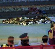 Tragedijos vietoje dirba gelbėtojai.