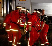 Nelaimės vietoje dirba gelbėtojai.