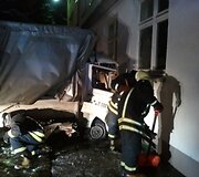 Sunkvežimis trenkėsi į namo sieną.