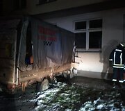 Sunkvežimis trenkėsi į namo sieną.