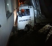 Sunkvežimis trenkėsi į namo sieną.