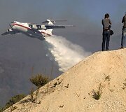 Vandenį ant ugnies lieja Rusijos lėktuvas &bdquo;Il-76&ldquo;.