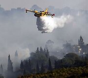 Dirba Graikijos aviatoriai-ugniagesiai.