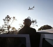Izraelio premjeras Benjaminas Netanyahu stebi JAV prie&scaron;gaisrinį lėktuvą &bdquo;Boeing 747&ldquo;.