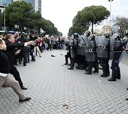 Protesto akcija Tiranoje virto kruvinomis kautynėmis.