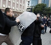 Protesto akcija Tiranoje virto kruvinomis kautynėmis.