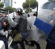 Protesto akcija Tiranoje virto kruvinomis kautynėmis.