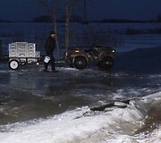 Kol vandens telkinius užklojęs ledas, i&scaron; salos galima i&scaron;trūkti ir keturračiais motociklais.