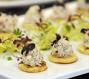 Svečiams bus patiekti ir tokie Kornvalio blynukai su krabais, obuoliais ir citrinomis.