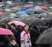Į areną pagerbti žuvusių sportininkų susirinko tūkstančiai žmonių.