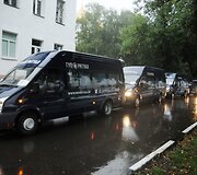 Laidotuvių kortežas važiuoja į soborą, kur surengtos gedulingos pamaldos.