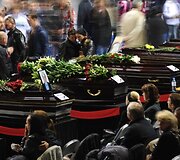 Žuvusių sportininkų karstai Jaroslavlio sporto arenoje