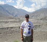 Ernestas Nanga Parbat (8125 m) fone. &Scaron;is kalnas yra vienas pavojingiausių pasaulyje, jis pramintas &bdquo;kalnu žudiku&ldquo;. Tikras kalno pavadinimas rei&scaron;kia &bdquo;Nuogas kalnas&ldquo;.