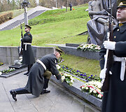 Gėlių padėjimas kapinėse