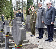 Gėlių padėjimas kapinėse