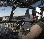 Sunkusis sraigtasparnis CH-53E &bdquo;Super Stallion&ldquo; ore pasipildo degalų