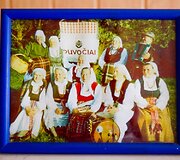 Fotografija mena daug gausesnį Puvočių dainininkių ansamblį