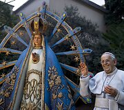 Buenos Airių katedroje pastatyta popiežiaus Pranci&scaron;kaus statula. 
