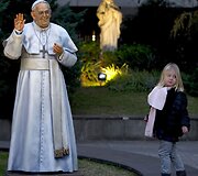 Buenos Airių katedroje pastatyta popiežiaus Pranci&scaron;kaus statula. 