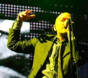 Koncerte buvo galima i&scaron;girsti žymiausius grupės R.E.M.  kūrinius, i&scaron;skyrus visiems žinomą baladę &bdquo;Everybody Hurts&ldquo;. 