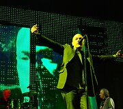 Vokalistas ragino žiūrovus pakelti rankas auk&scaron;tyn.