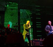 Scena buvo papuo&scaron;ta popart elektroninėmis dekoracijomis, per kurias buvo meni&scaron;kai transliuojamas koncertas.