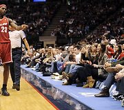 L.Jamesas turi laiko pajuokauti su sirgaliais.