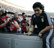Argentinos futbolo rinktinės treneriui Diego Maradonai niekada netrūksta dėmesio.
