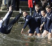 Oksfordo universiteto studentai &scaron;venčia pergalę irklavimo varžybose.