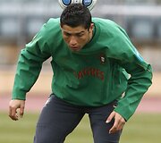 Portugalų futbolo dievukas C.Ronaldo pametė kamuolį.