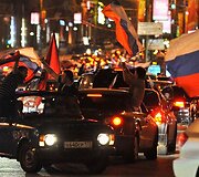 Netoli Kremliaus aik&scaron;tės Maskvoje pergalę &scaron;venčia rusai