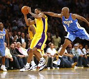 &bdquo;Lakers&ldquo; puolėjas T.Ariza vagia kamuolį