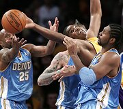 &bdquo;Lakers&ldquo; vidurio puolėjas A.Bynumas tarp trijų varžovų
