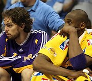 &bdquo;Lakers&ldquo; lyderiai P.Gasolis ir K.Bryantas ant suolo