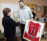 Kleiza padovanojo vaikams suvenyrų ir pabendravo