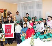 Kleiza padovanojo vaikams suvenyrų ir pabendravo