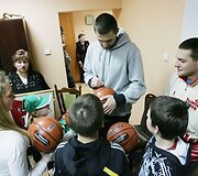 Kleiza padovanojo vaikams suvenyrų ir pabendravo