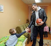 Kleiza padovanojo vaikams suvenyrų ir pabendravo
