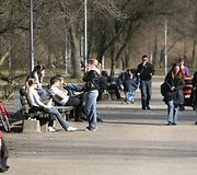 O, jau žmonės dėvi mar&scaron;kinėlius trumpomis rankovėmis