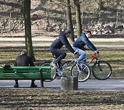 Kas sėdi, kas mina pedalus