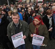 Manoma, kad į protesto akcijas &Scaron;iaurės Airijoje susirinko apie 10 tūkst. žmonių. (2009-03-11)