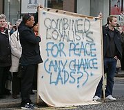 Manoma, kad į protesto akcijas &Scaron;iaurės Airijoje susirinko apie 10 tūkst. žmonių. (2009-03-11)