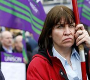 Manoma, kad į protesto akcijas &Scaron;iaurės Airijoje susirinko apie 10 tūkst. žmonių. (2009-03-11)
