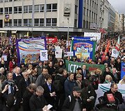 Manoma, kad į protesto akcijas &Scaron;iaurės Airijoje susirinko apie 10 tūkst. žmonių. (2009-03-11)