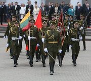 Po i&scaron;kilmingo vadovų pasitikimo Simono Daukanto aik&scaron;tėje vidurdienį i&scaron;kilmingai pakelta Lietuvos vėliava.