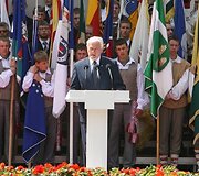 Po i&scaron;kilmingo vadovų pasitikimo Simono Daukanto aik&scaron;tėje vidurdienį i&scaron;kilmingai pakelta Lietuvos vėliava.