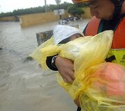 Taivane, vir&scaron; kurio &bdquo;Morakot&ldquo; praslinko &scaron;e&scaron;tadienį, vienas žmogus žuvo ir dar mažiausiai 29 dingo.