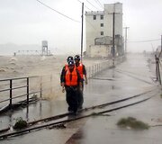 Taivane, vir&scaron; kurio &bdquo;Morakot&ldquo; praslinko &scaron;e&scaron;tadienį, vienas žmogus žuvo ir dar mažiausiai 29 dingo.