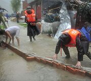 Taivane, vir&scaron; kurio &bdquo;Morakot&ldquo; praslinko &scaron;e&scaron;tadienį, vienas žmogus žuvo ir dar mažiausiai 29 dingo.