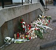 Vilniečiai prie Lenkijos ambasados atiduoda pagarbą žuvusiesiems aviakatastrofoje.